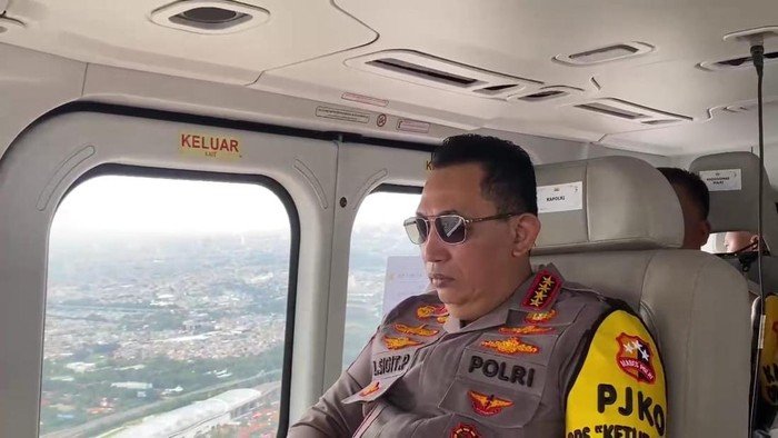 Naik Heli, Kapolri Pantau Arus Mudik Lebaran di Tol Jakarta-Cikampek